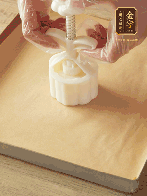 取一個面團，捏扁，中間厚，四周薄?；⒖谕贤?，直到收口，把餅胚放入模具里，壓2-3下