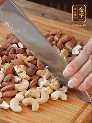 熟堅果切成大顆粒，加入杏仁片、白芝麻、火腿絲、熟糯米粉、玫瑰花醬、花生油、水怡攪拌均勻，捏成52g一個的小球