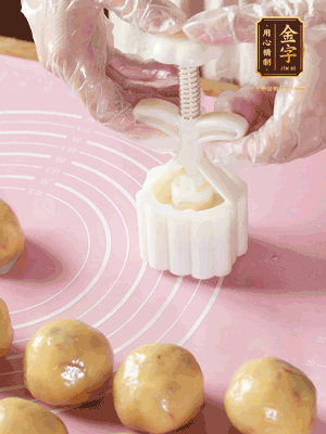 收緊虎口搓圓，裹上一層面粉，放入模具壓一壓