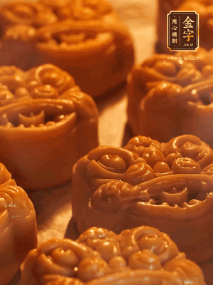 表面噴上水，烤箱預(yù)熱至190℃，170℃烤10分鐘