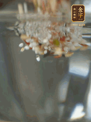 雜糧提前浸泡6小時，洗凈后下砂鍋