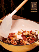 蔥白、干香菇、蝦米、香腸片略微翻炒才出香味，然后倒入料汁（生抽3勺、蠔油2勺、胡椒粉少許）、大米拌勻