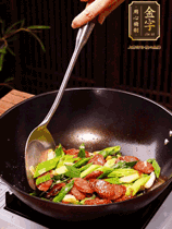 油熱下香腸炒至兩面微焦，下姜蒜、干辣椒、小米椒碎爆香