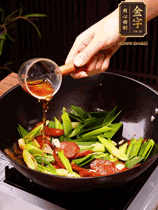 下蒜苗炒軟，沿鍋邊烹入一勺料酒，加醬油、蠔油、白糖調(diào)味炒勻