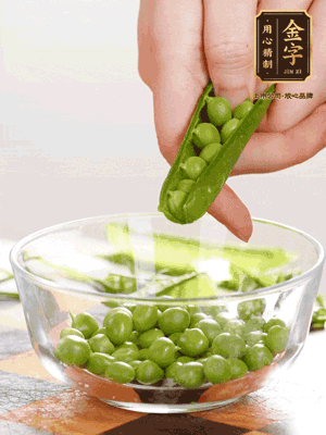 處理食材，藕切片，豌豆剝殼，菱角剝殼， 依次焯水