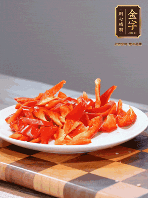 藕帶洗凈，斜切成小段備用、姜切絲、蒜切片、辣椒斜切，再切少許蒜