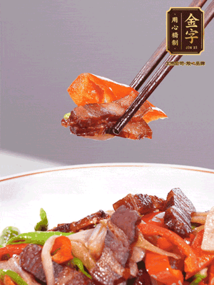 下藕帶、青紅辣椒翻炒均勻