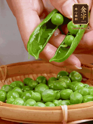 甜豆去殼，剝出甜豆米。百合小心剝成片。
