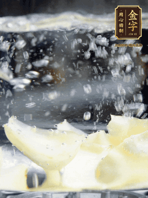 燒開一鍋水，甜豆米、百合燙10秒