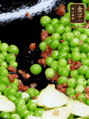 鍋內(nèi)少許油，下火腿煸香，再下甜豆米、百合翻炒，少許鹽、一點(diǎn)水煮到收干