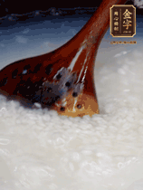 大米淘洗干凈，水開放入大米，煮3分鐘，煮到用手可以掐斷大米，撈出瀝干備用