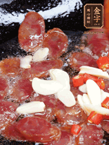 香腸煸香，加大蒜、小米辣增加香味