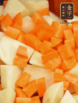 加土豆、胡蘿卜翻炒，隨后加入豆角、1勺鹽、1勺生抽、1勺蠔油、半勺老抽煸炒均勻