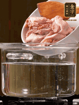 麻鴨切塊，冷水下鍋，加蔥姜、料酒焯水。撈出溫水洗凈