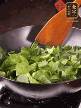 上海青切碎，用豬油炒到半熟