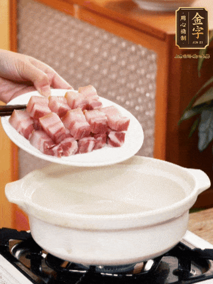 鍋內(nèi)倒油，下咸肉微微煸炒，再放排骨炒一下