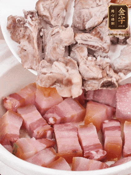 倒入開水燉煮，大火燒開后轉(zhuǎn)小火