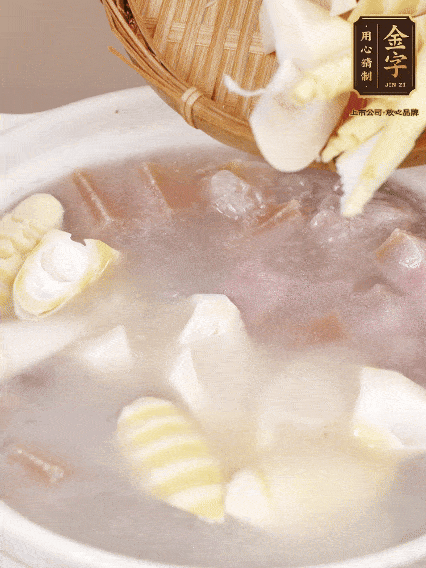 小火燉20分鐘后，放入春筍燉15分鐘