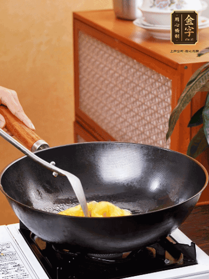 熱油，下雞蛋液煎好，盛出備用