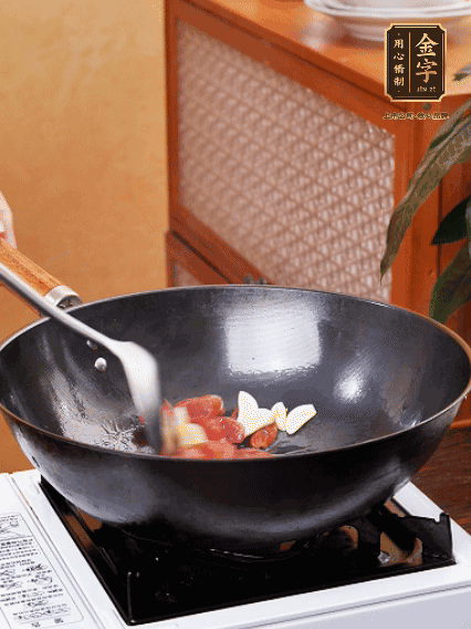 熱油，香腸微微煸出香味，加蒜片、小米辣