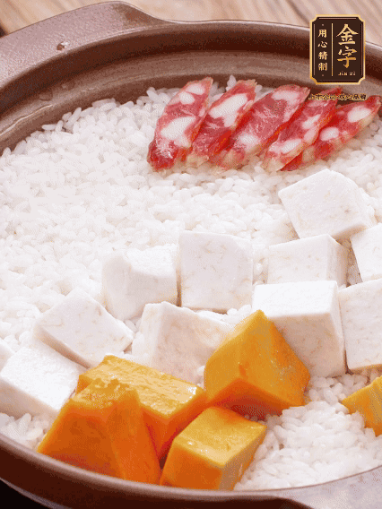 砂鍋涂油，放入泡好的大米。鋪上芋頭、南瓜，倒入開水剛好沒過，中火煮到水收干