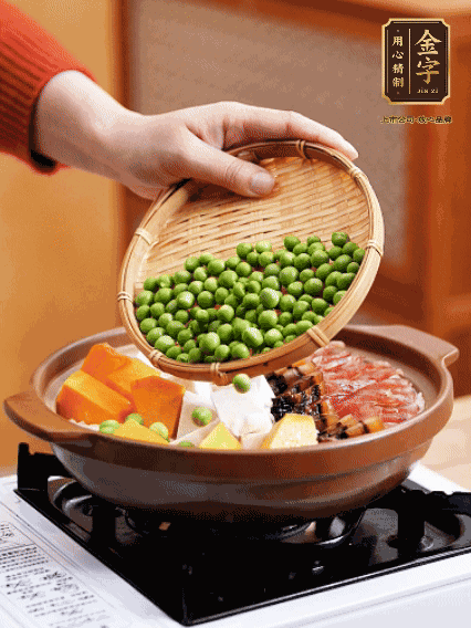 再鋪上臘腸、醬油肉、豌豆，小火煲6分鐘