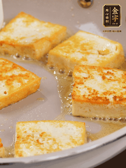 豆腐切片，兩面煎一下備用；春筍切段