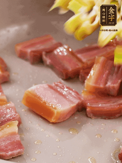 再放春筍翻炒一下，倒入砂鍋中，加適量的熱水，大火燜煮6分鐘