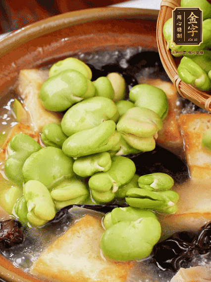 最后可以放豆瓣、木耳煮熟，依照個(gè)人口味加點(diǎn)鹽調(diào)味