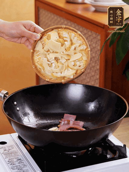 油熱，下蒜末、火腿煸炒出香味，再下筍片微微翻炒