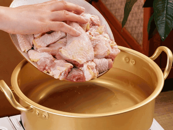 雞肉冷水下鍋，加蔥姜焯水