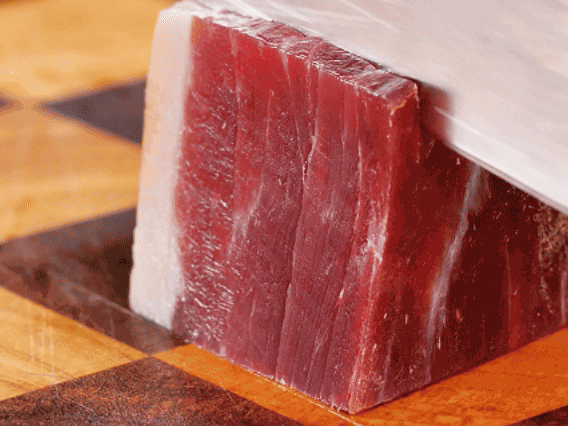 金字火腿去皮切片，溫水浸泡5分鐘