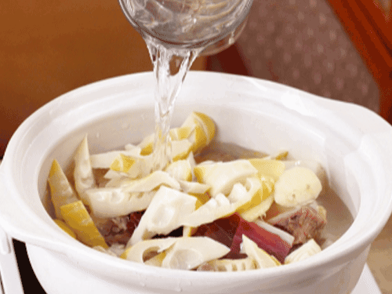 砂鍋中依次放入姜片、雞肉、春筍、火腿，加入足量的水，大火燒開后，轉小火燉40分鐘