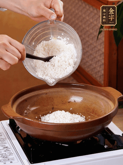 砂鍋中倒入煎羊肚菌的油，涂勻。加入提前浸泡過1小時的生米，再加入和生米齊平的水,,蓋蓋子，大火煮沸后轉小火煮至水分微干