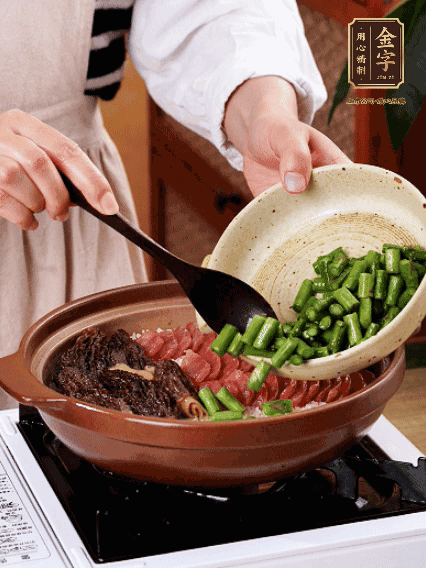 鋪上金字香腸、羊肚菌、蘆筍，蓋蓋子燜7分鐘