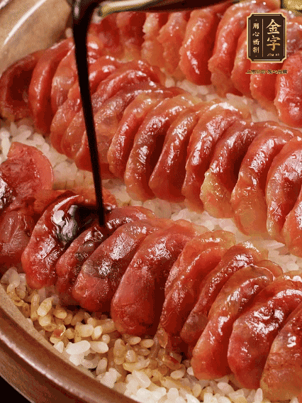 淋上醬汁攪拌均勻
調一個醬汁：生抽2匙、老抽半匙、蠔油半匙、白砂糖1/3匙、雞精1/3匙、香油5滴、水1匙