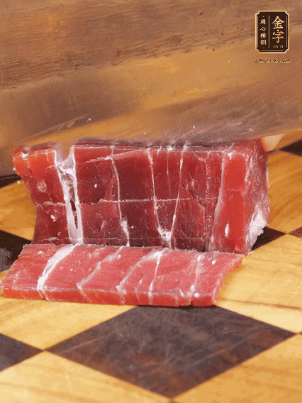 金字飄香火腿塊切片，溫水浸泡5分鐘