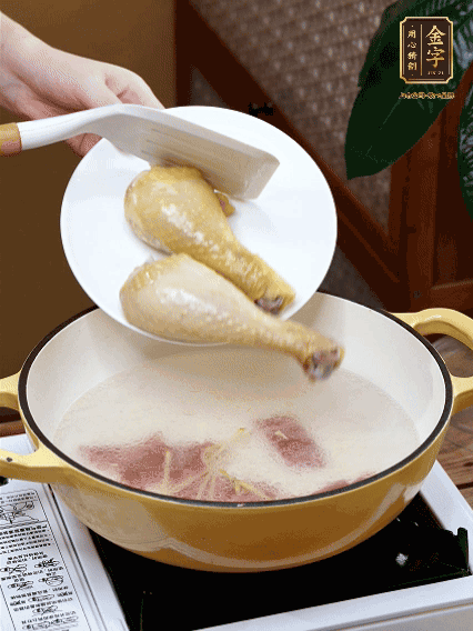 倒清水，放雞腿，大火煮開(kāi)轉(zhuǎn)中小火煮20分鐘