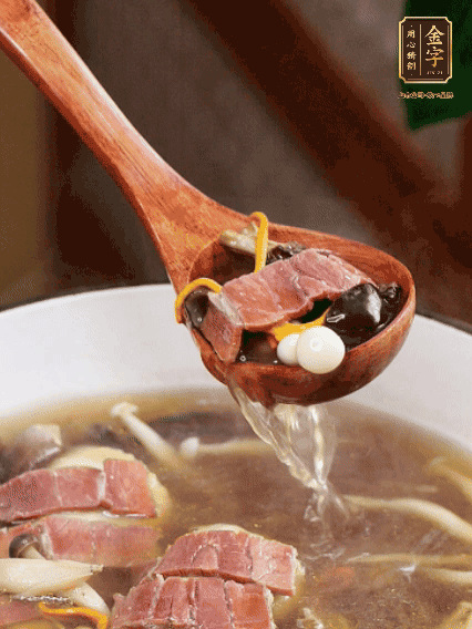 加羊肚菌、雞縱菌、蟲(chóng)草花、海鮮菇、白玉菇再煮20分鐘