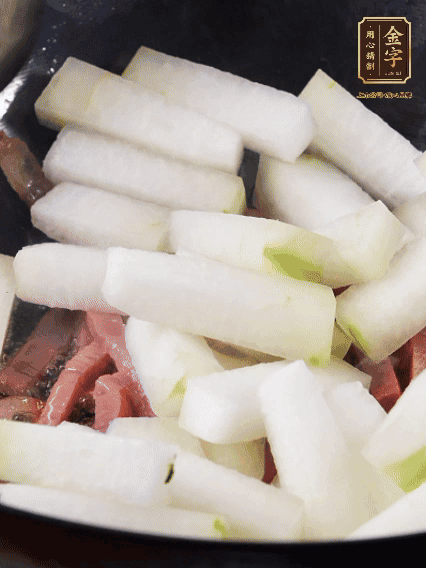 再下冬瓜微微煸炒，加一小碗水，中小火煨5分鐘