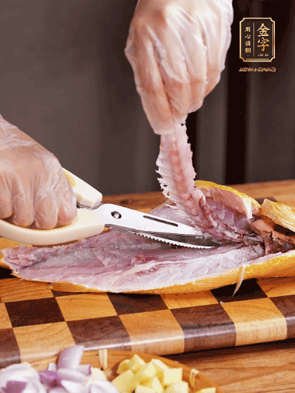 黃魚處理干凈，對半片開去骨，泡入蔥姜水、料酒、鹽調(diào)成的料汁中浸泡15分鐘，擦干水分