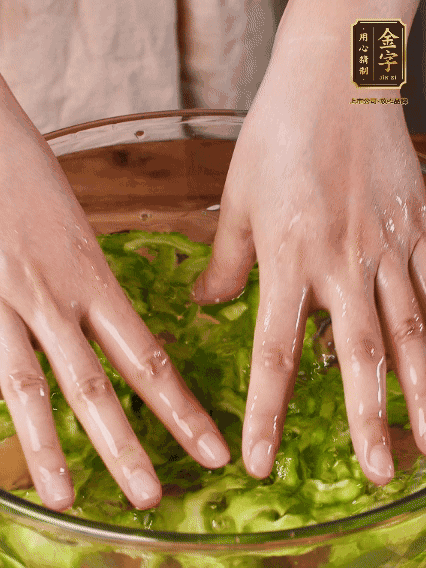 苦瓜去瓤切片，用鹽腌20分鐘，反復(fù)洗凈去苦味