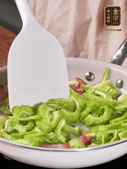 熱油，火腿、蔥姜、干辣椒煸香，再下苦瓜翻炒