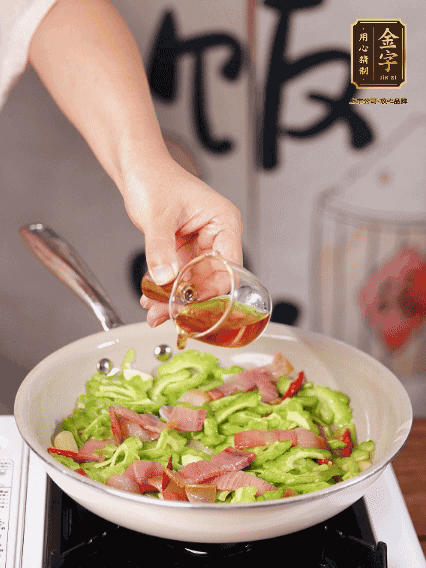 淋一圈料酒，少許糖調(diào)味