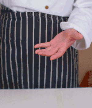 小蔥切碎，淡火腿切碎。