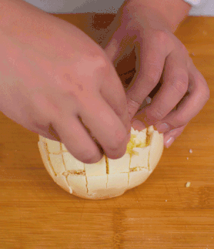 在縫隙里塞適量馬蘇里拉奶酪、再塞入淡火腿碎。