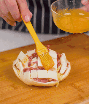 放在烤盤上，表面先刷一層玉米油，再刷一層蛋黃液。