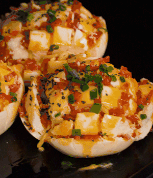 灑適量小蔥和黑芝麻，放入預(yù)熱的烤箱180度15分鐘。