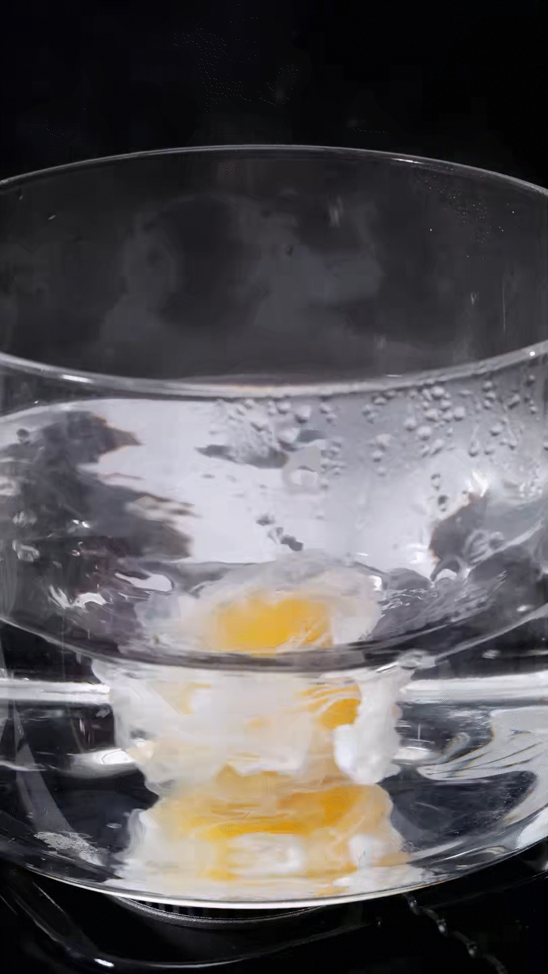 水開加入白醋和雞蛋，做成水波蛋
