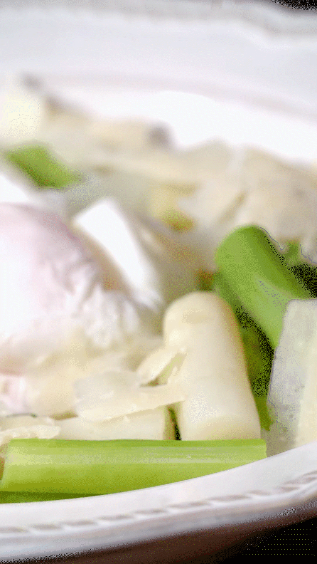 盤中放上蘆筍和雞蛋后，刨上適量干酪
